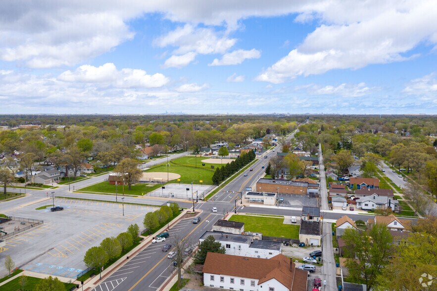 More Photos Of 311 N Broad St, Griffith Restaurant For Sale