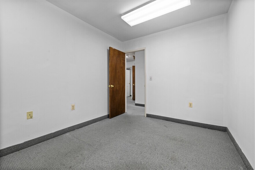 More Photos Of 5875-5881 Allentown Rd, Suitland Office For Sale
