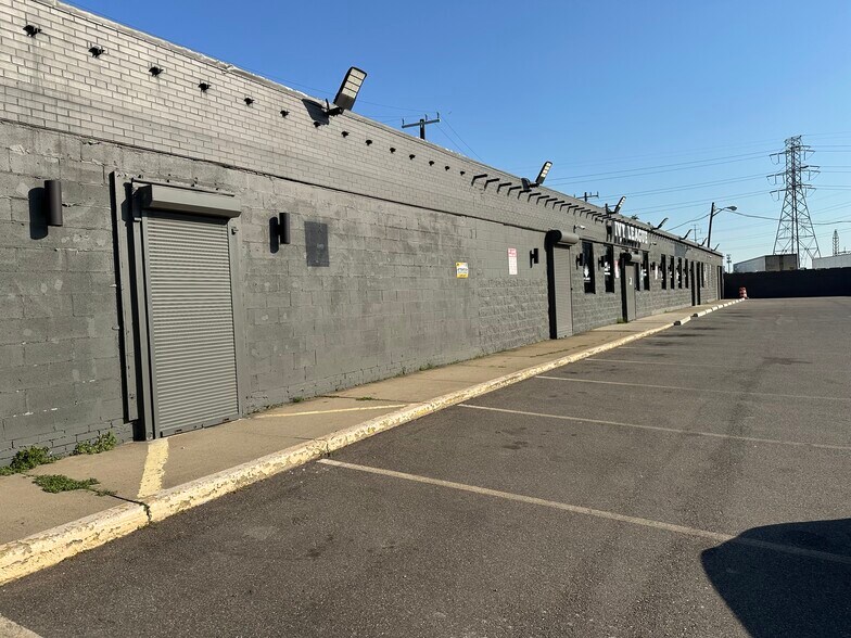 More Photos Of 465 S Schaefer Hwy, Detroit Freestanding For Lease