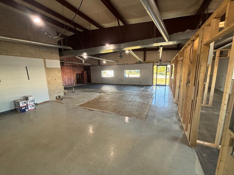 More Photos Of 354 Civic Rd, LaSalle Flex For Lease