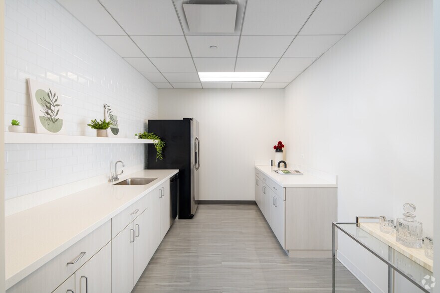 More Photos Of 400 N Michigan Ave, Chicago Unknown For Lease