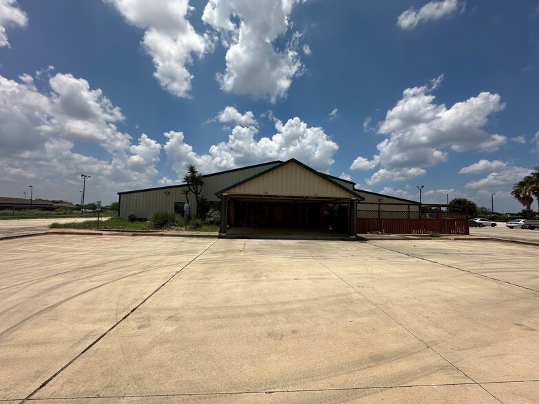 Primary Photo Of 410 S Interstate 35, Pearsall Storefront Retail Office For Sale