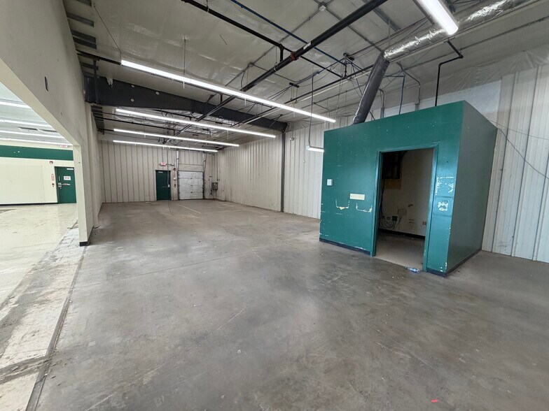 More Photos Of 2020 E Locust St, Davenport Freestanding For Sale