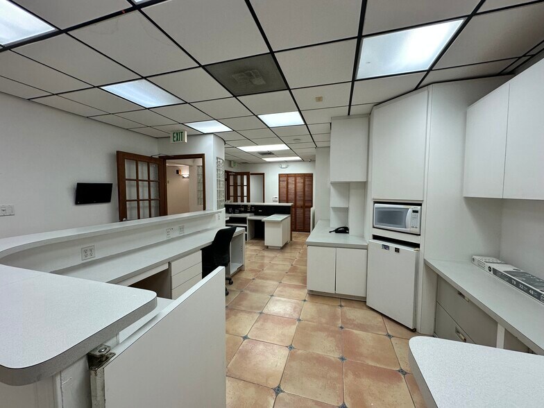 More Photos Of 7800 W Oakland Park Blvd, Sunrise Medical For Lease