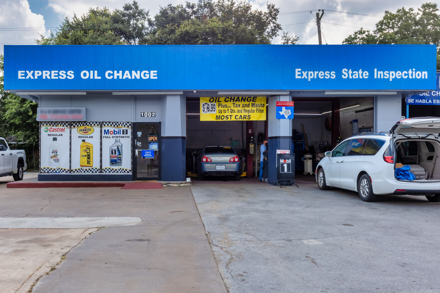 Primary Photo Of 1002 Edgebrook Dr, Houston Auto Repair For Sale