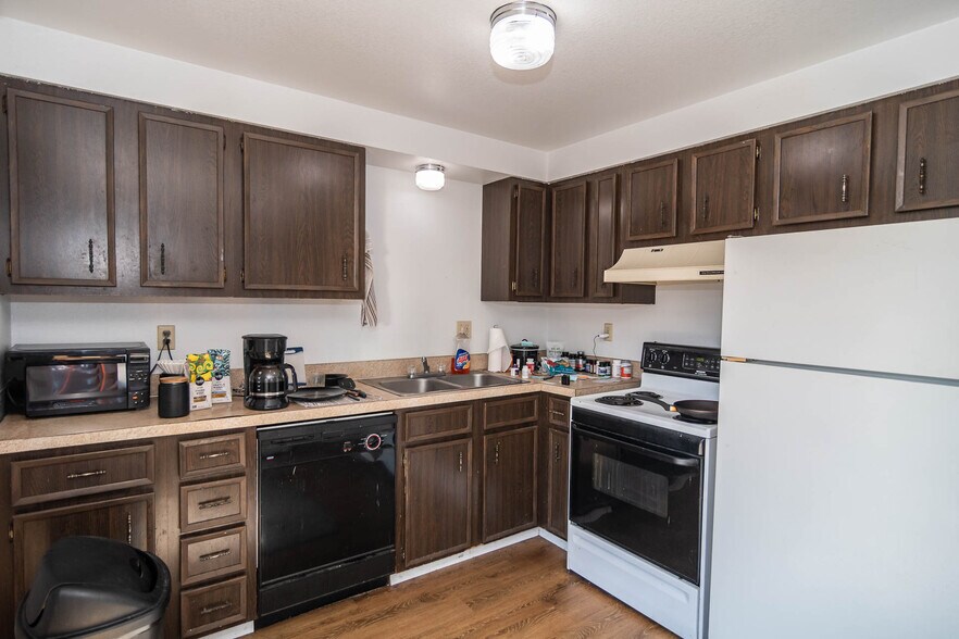 More Photos Of 1023 SE Cobb St, Roseburg Apartments For Sale