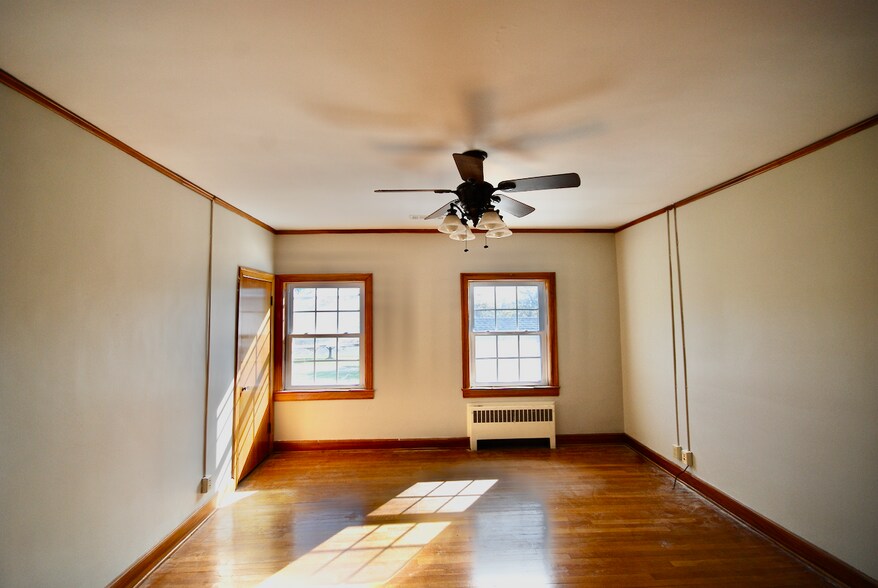 More Photos Of 1651 Hollywood Dr, Jackson Office For Sale