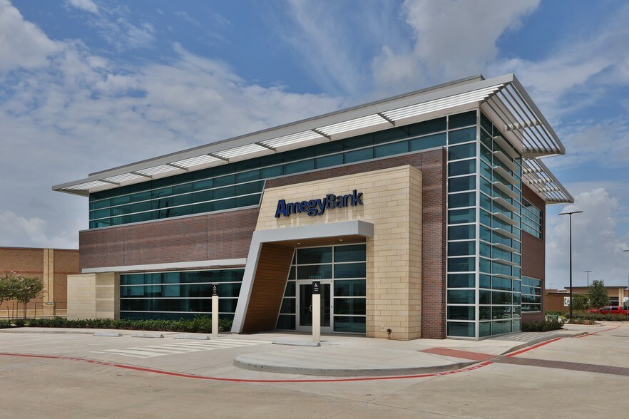 More Photos Of 13517 University Blvd, Sugar Land Unknown For Lease