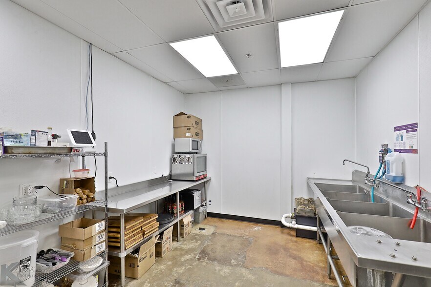 More Photos Of 382 Chestnut St, Abilene Bar For Sale