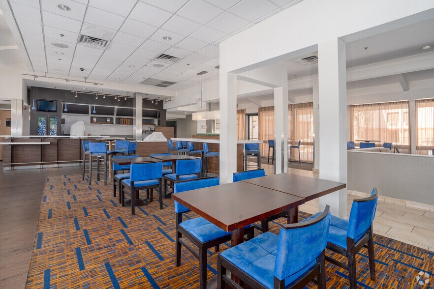 More Photos Of 2504 North Loop W, Houston Hotel For Sale