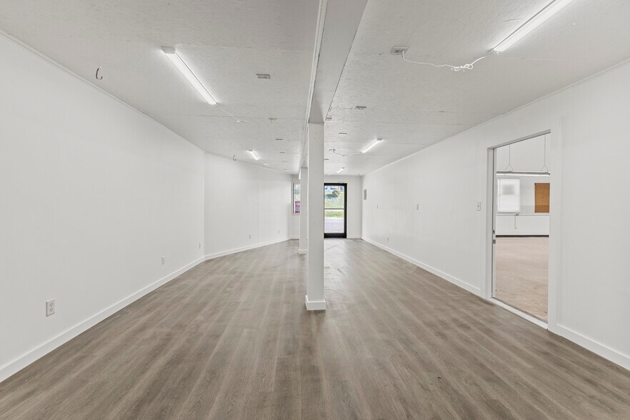 More Photos Of 3509 W Market St, Johnson City Warehouse For Lease