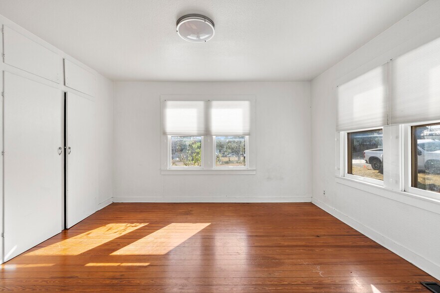 More Photos Of 616 W Live Oak St, Fredericksburg General Retail For Sale