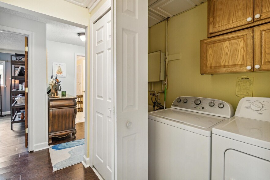 More Photos Of 7010 Frances Rd, Flushing Convenience Store For Sale