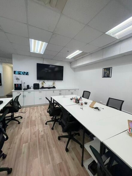 More Photos Of 7075 Kingspointe Pky, Orlando Showroom For Sale