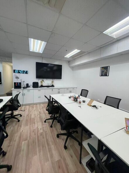 More Photos Of 7075 Kingspointe Pky, Orlando Showroom For Sale