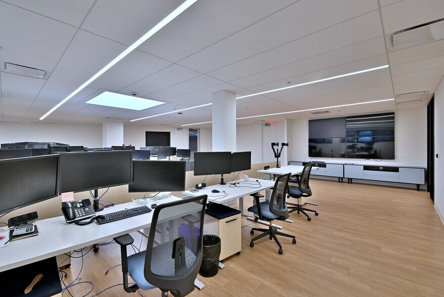 More Photos Of 2100 W 21st St, Broadview Light Manufacturing For Lease