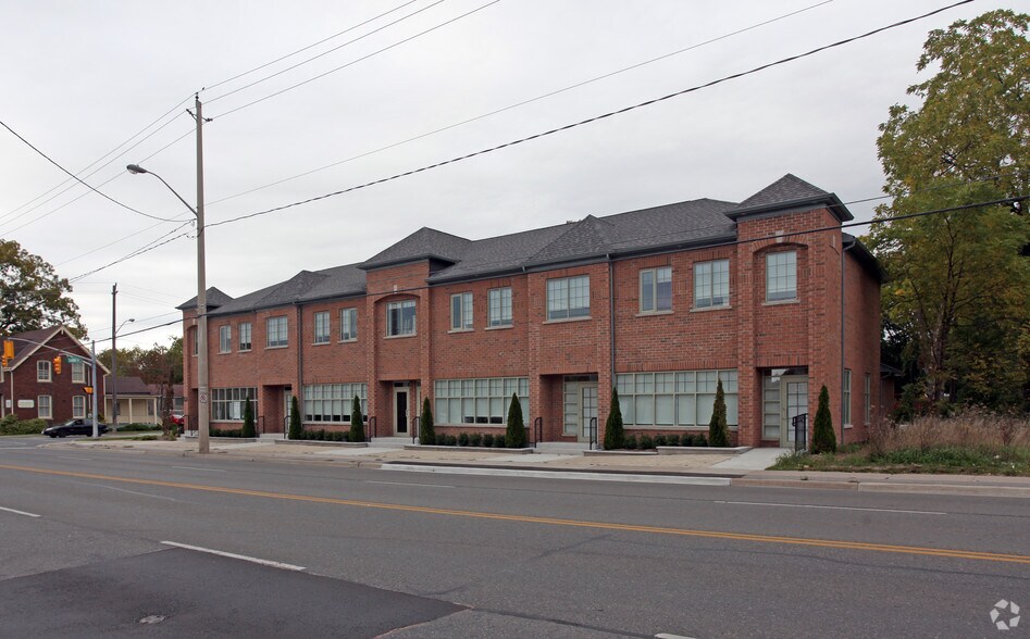 More Photos Of 400 Dundas St E, Whitby Office For Lease