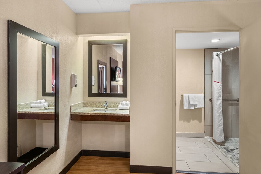 More Photos Of 3615 Dunckel Dr, Lansing Hotel For Sale