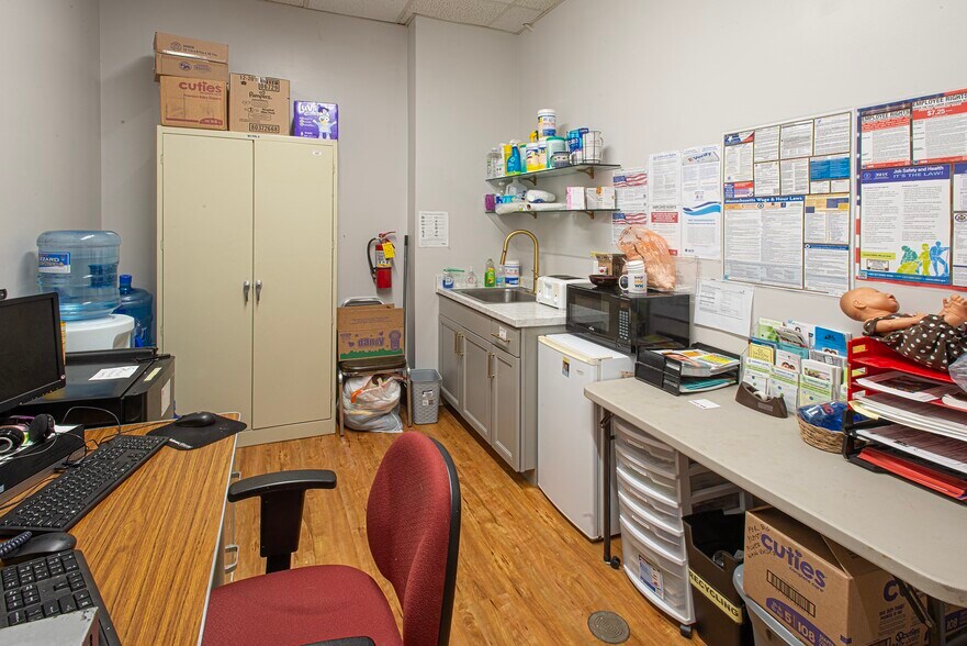 More Photos Of 15 Straw Ave, Northampton Office For Lease