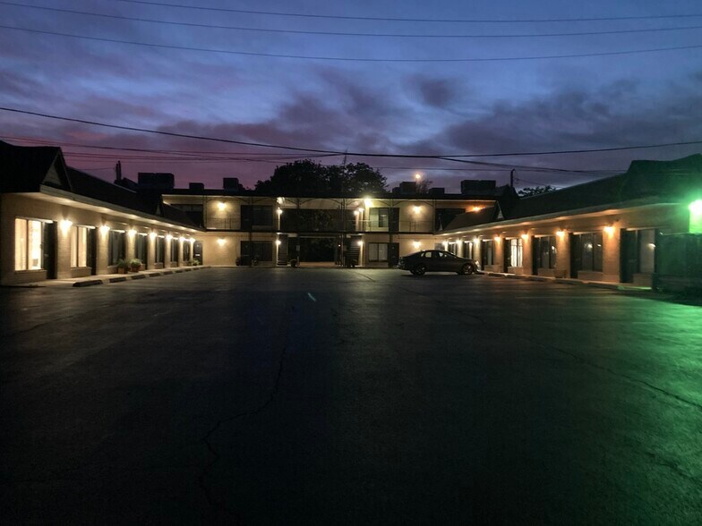 More Photos Of 381 N York Rd, Elmhurst Storefront Retail Office For Lease