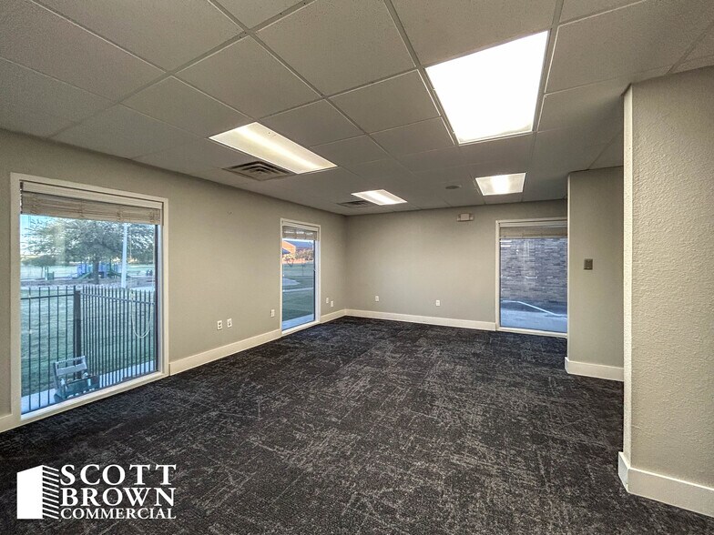 More Photos Of 638 Londonderry Ln, Denton Medical For Lease