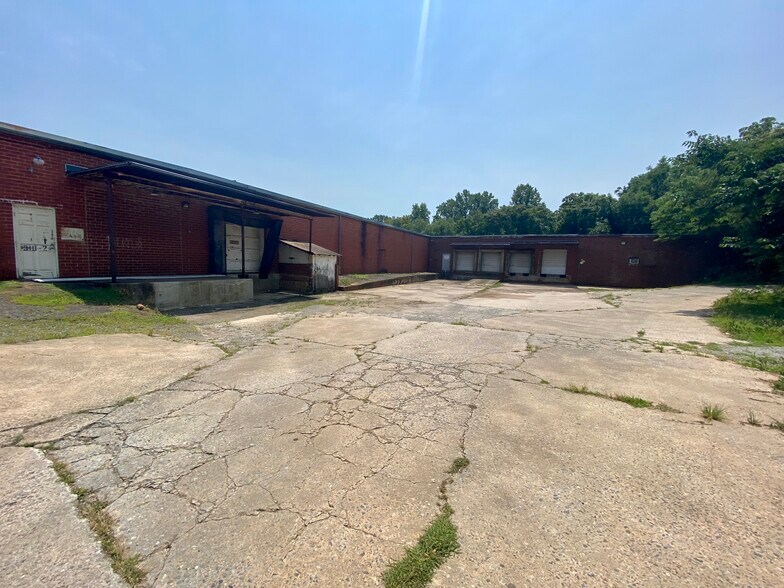 More Photos Of 318 Gidney St, Shelby Warehouse For Lease
