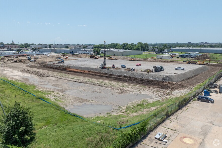 More Photos Of 10305 E 61st St, Tulsa Distribution For Lease