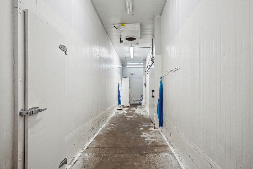 More Photos Of 9820 Boul Ray-Lawson, Montréal Warehouse For Sale