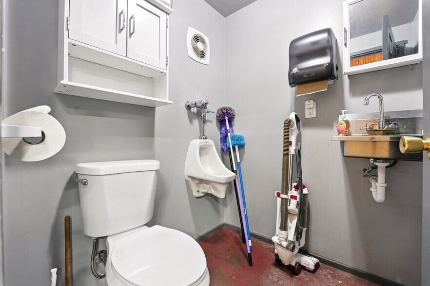 More Photos Of 4487 Sr 8, Titusville Showroom For Sale