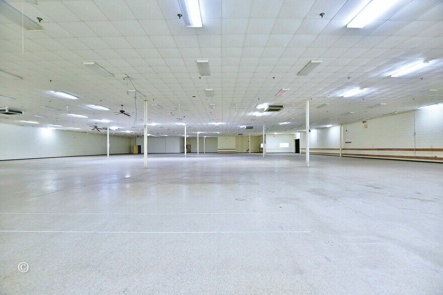 More Photos Of 928 Wright Dr, Columbus General Retail For Sale