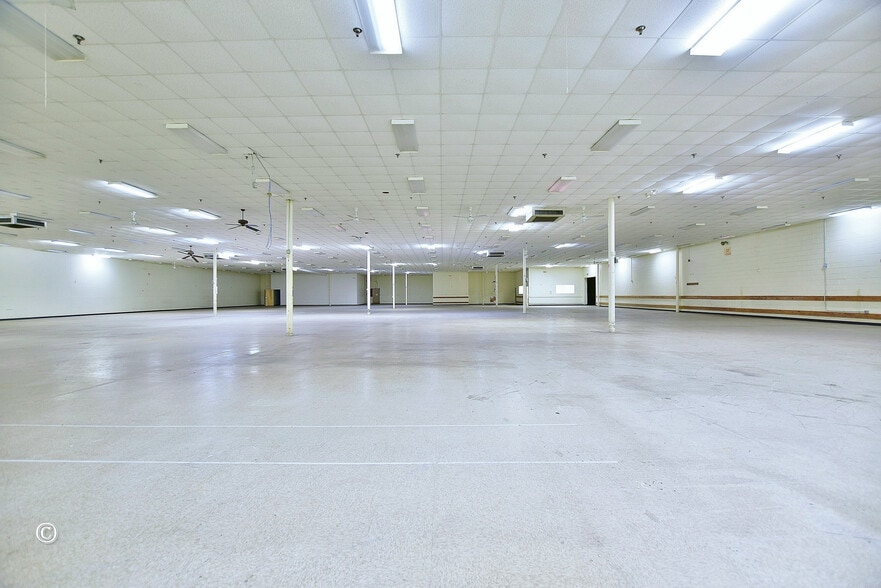 More Photos Of 928 Wright Dr, Columbus General Retail For Sale