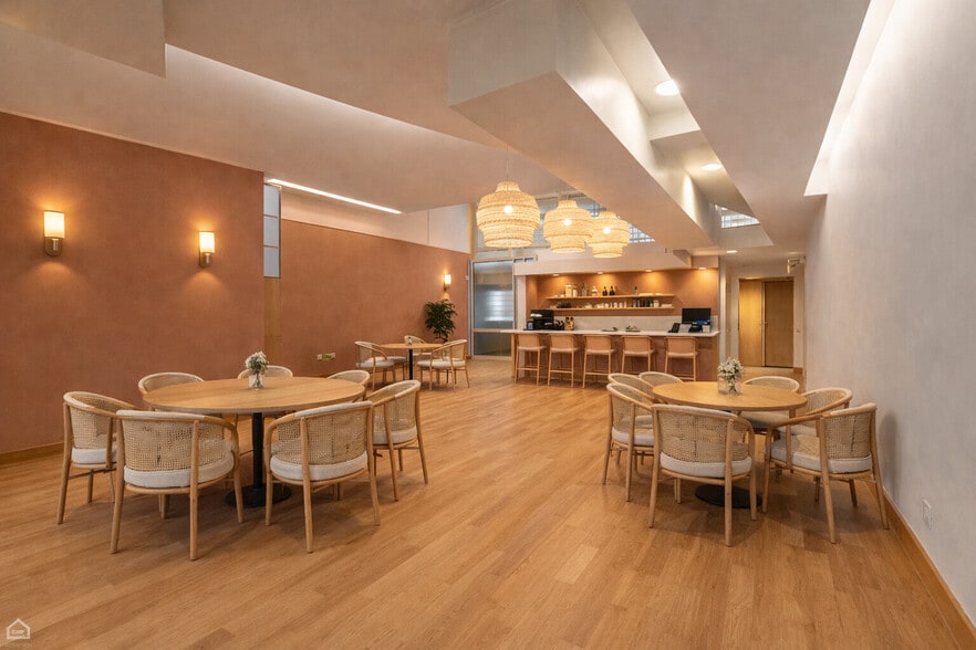 More Photos Of 1309-1311 E 57th St, Chicago Office For Lease