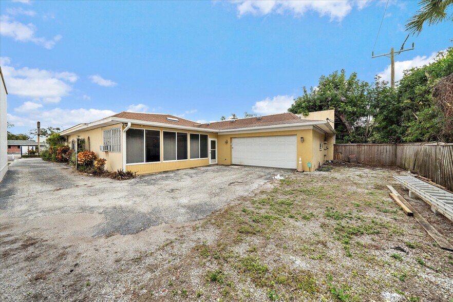 More Photos Of 2072-2074 Constitution Blvd, Sarasota Office For Sale