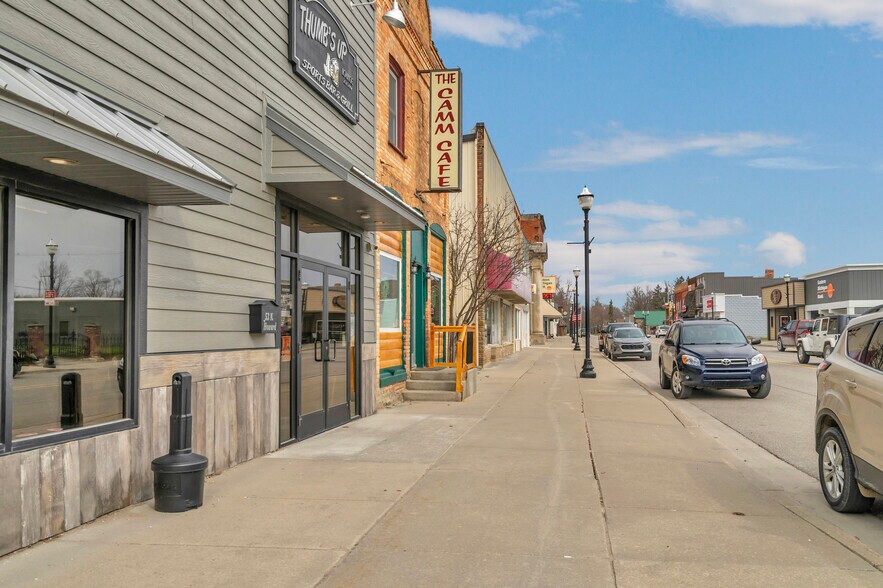 More Photos Of 53 N Howard Ave, Croswell Bar For Sale