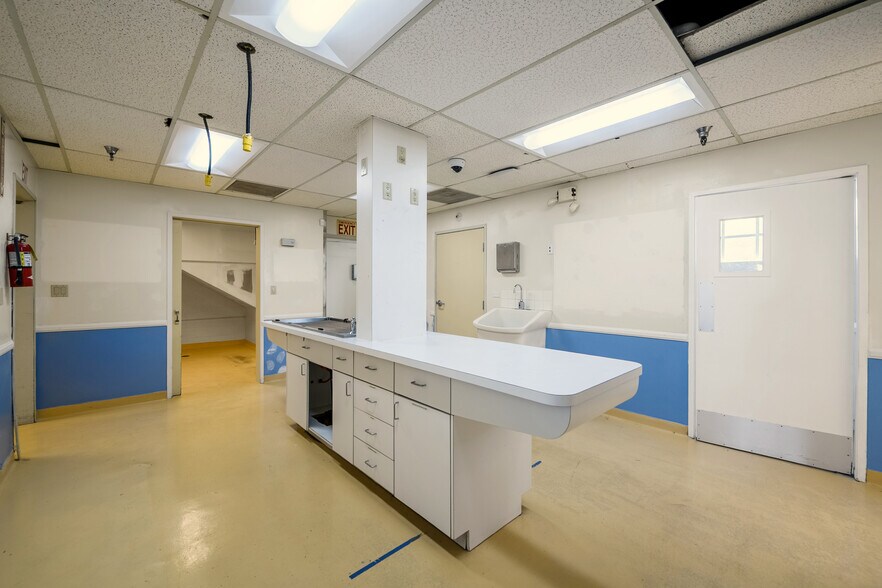 More Photos Of 11163 La Grange Ave, Los Angeles Veterinarian Kennel For Lease