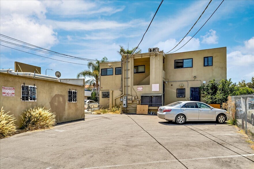 More Photos Of 19709 Ventura Blvd, Woodland Hills Office For Sale