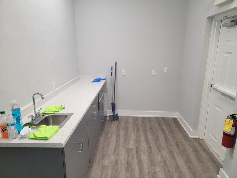 More Photos Of 9405 Cypress Lake Dr, Fort Myers Medical For Lease