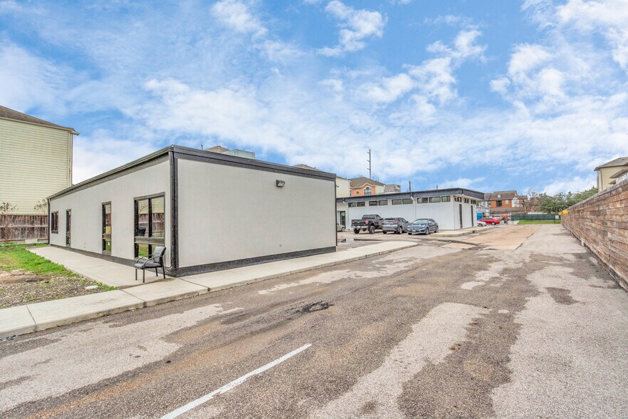 More Photos Of 8703 Meadowcroft Dr, Houston Medical For Lease