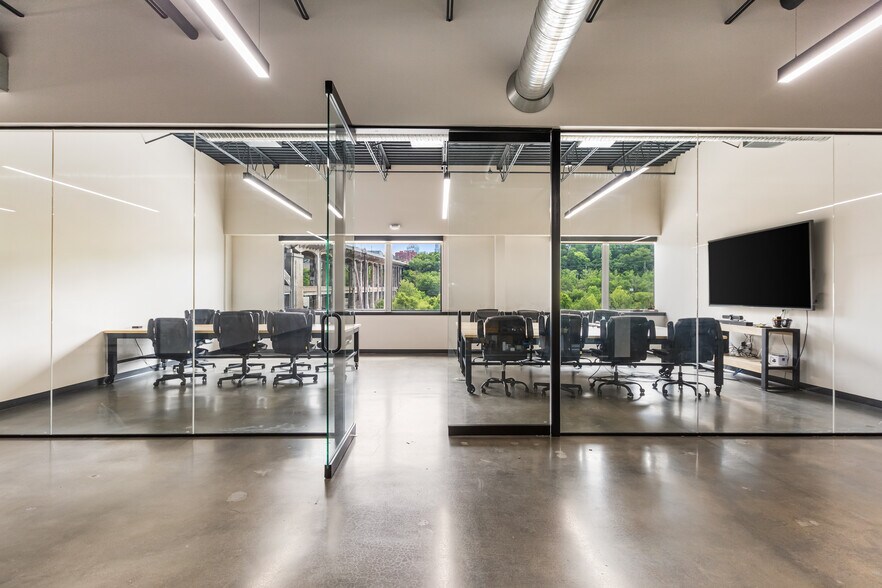 More Photos Of 1215 W 12th St, Kansas City Flex For Lease