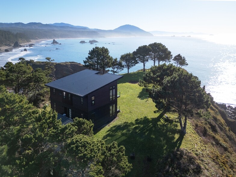 Primary Photo Of 409 Jackson St, Port Orford Specialty For Sale
