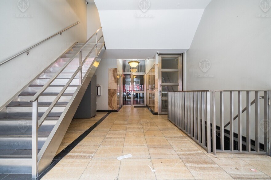 More Photos Of 143 W 72nd St, New York Storefront Retail Office For Lease