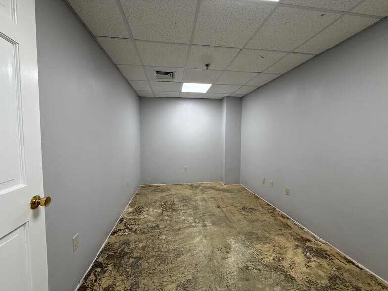 More Photos Of 694 Main St, Holden Office For Lease