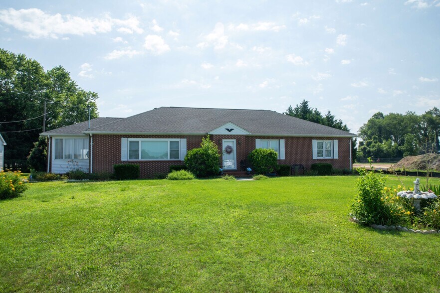 More Photos Of 719 S DuPont Blvd, Milford Flex For Sale