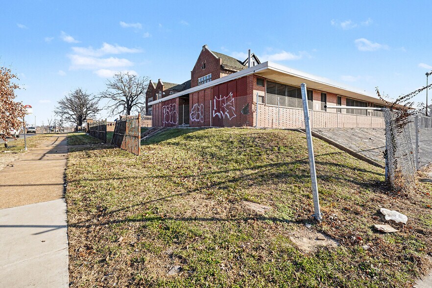 More Photos Of 4160 N KINGSHIGHWAY, Saint Louis Schools For Sale
