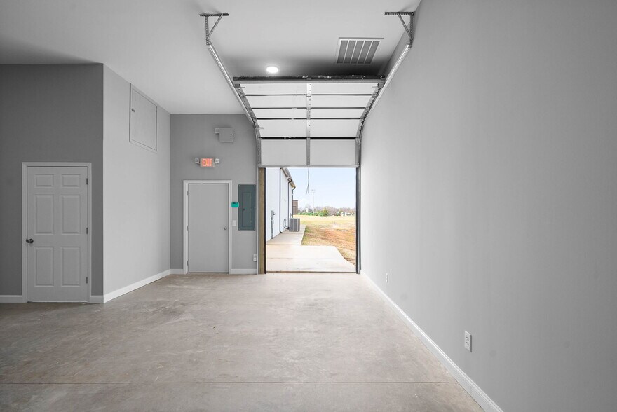 More Photos Of 1030 Smokestack Dr, Clarksville Flex For Sale