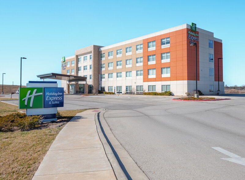 Primary Photo Of 3401 Blue Comet Dr, Chanute Hotel For Sale