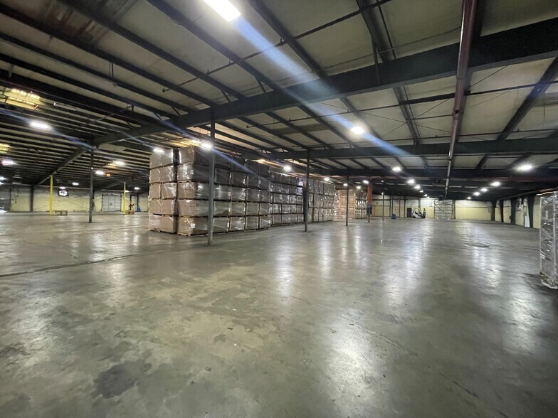 More Photos Of 810 S 28th St, Van Buren Warehouse For Lease