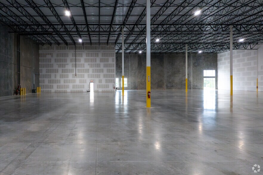 More Photos Of 14520 Global Pky, Fort Myers Warehouse For Lease