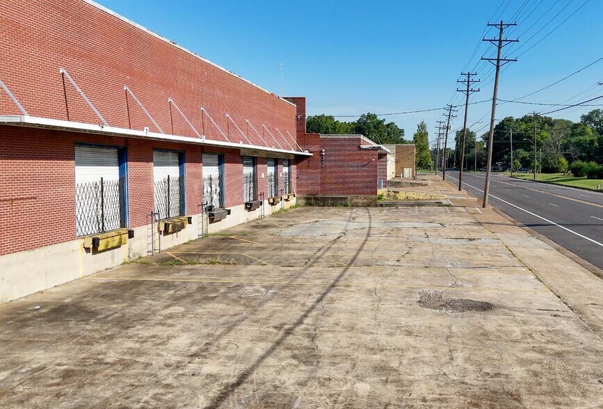 More Photos Of 1769 Latham St, Memphis Distribution For Sale