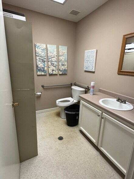 More Photos Of 232-236 Industrial Park Dr, Commerce Office For Lease